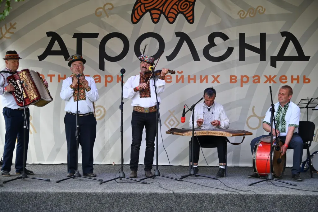 Українські музиканти виступають на фестивалі Агроленд