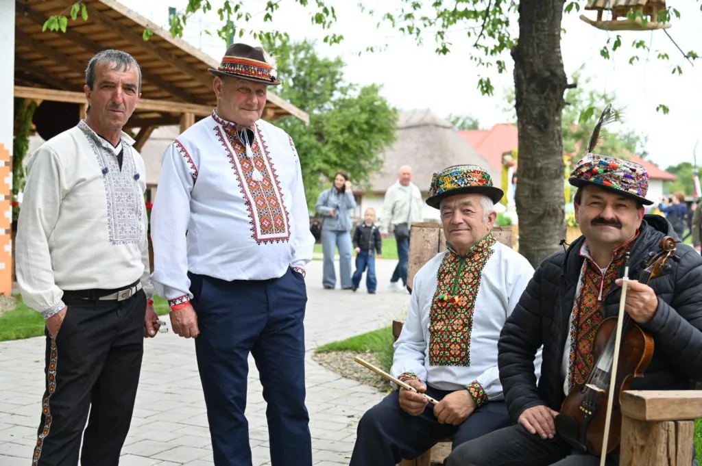 Чоловіки у вишиванках на українському фестивалі