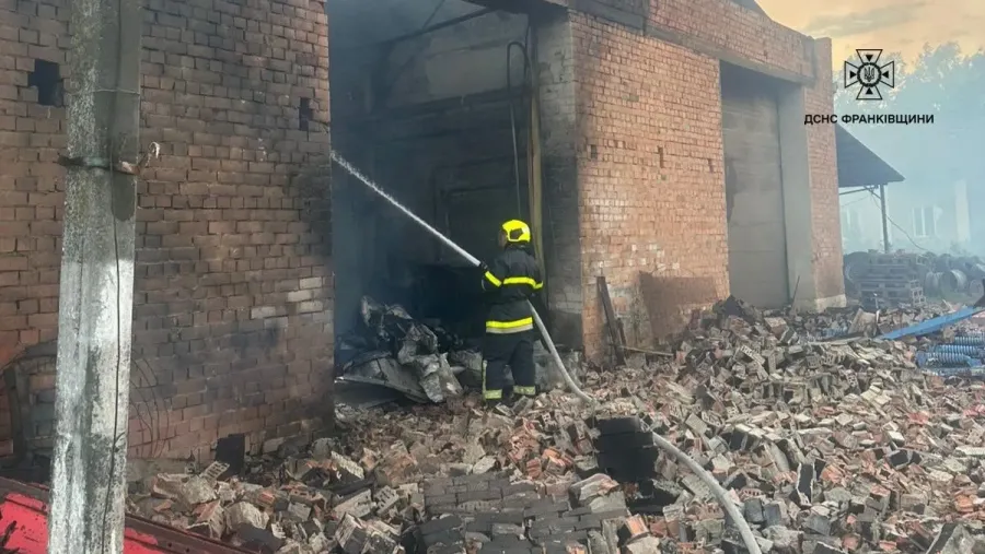 Пожежник гасить пожежу у зруйнованій будівлі