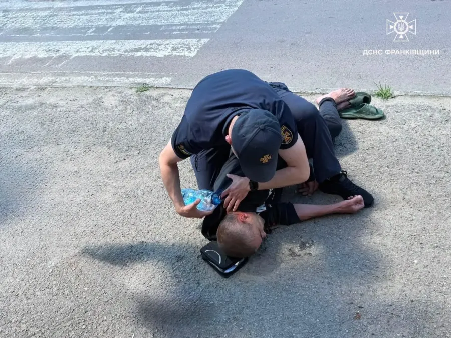 Рятувальник допомагає чоловікові на дорозі