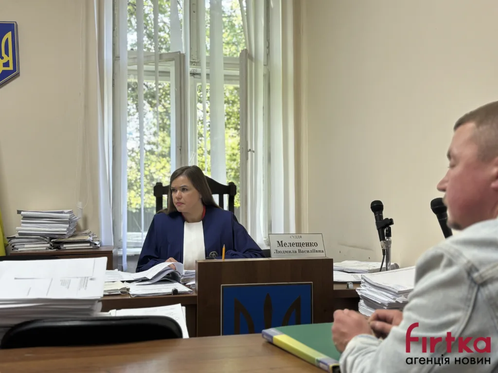 Суддя проводить судове засідання в залі суду