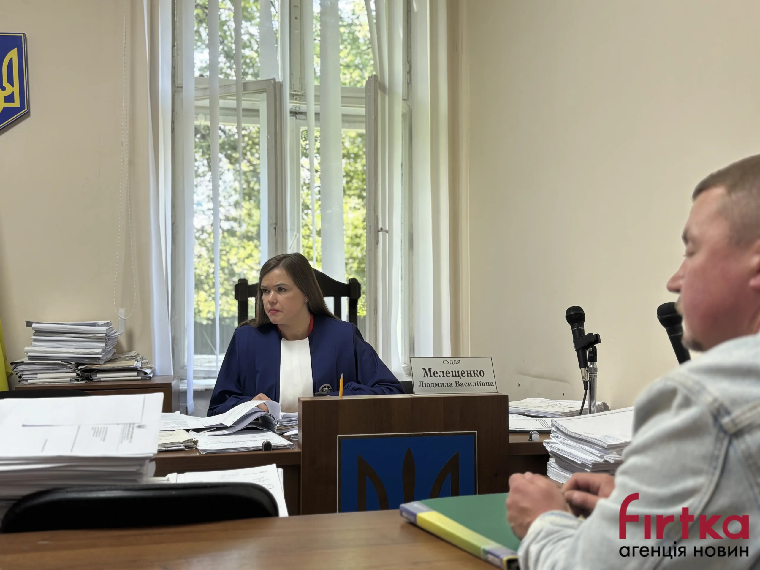 Суддя проводить судове засідання в залі суду