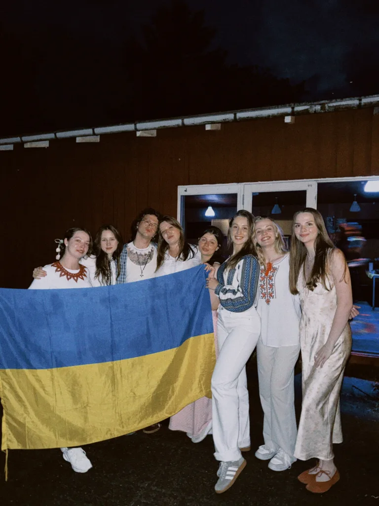 Група людей тримає прапор України