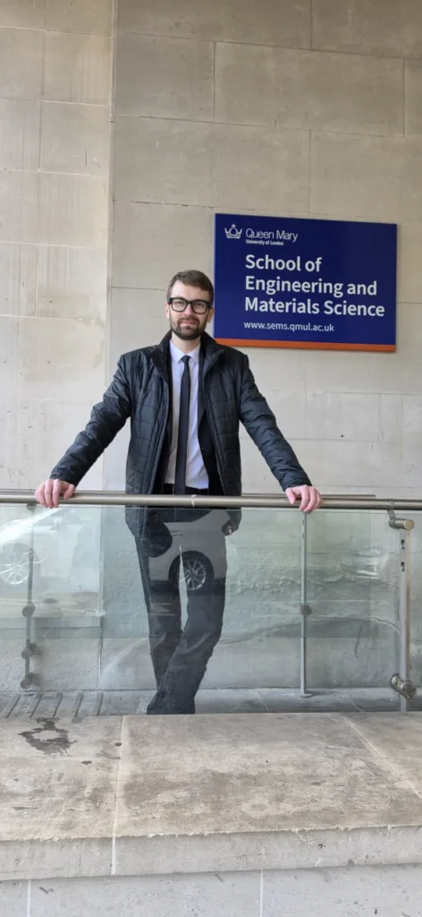 Студент біля школи інженерії Queen Mary University