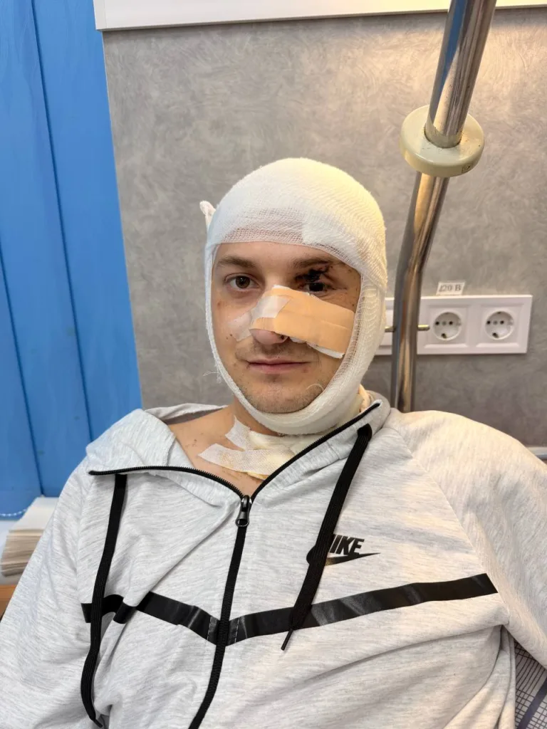 Пацієнт із перев'язаною головою в лікарні