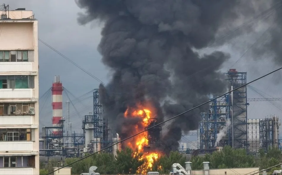 Пожежа на промисловому заводі з чорним димом
