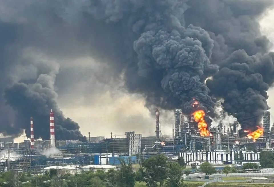 Пожежа на промисловому заводі з чорним димом