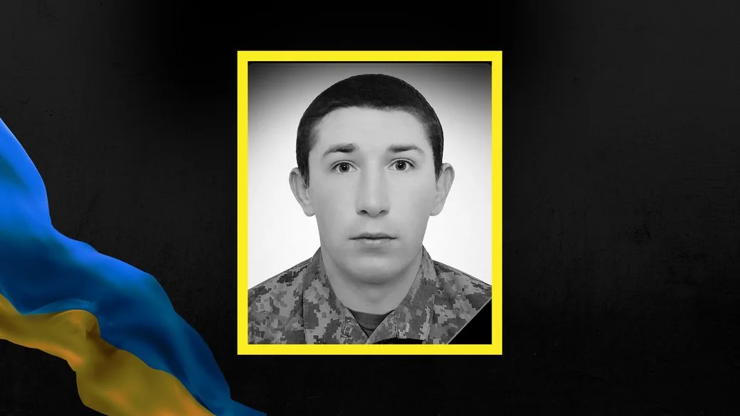 Український військовий у формі на чорному тлі