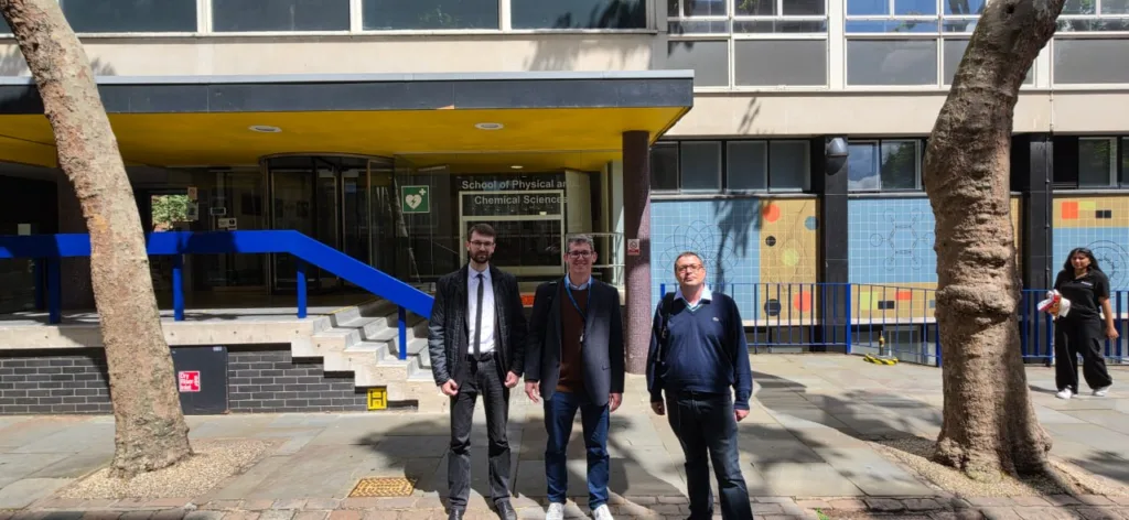 Троє людей перед факультетом фізичних і хімічних наук