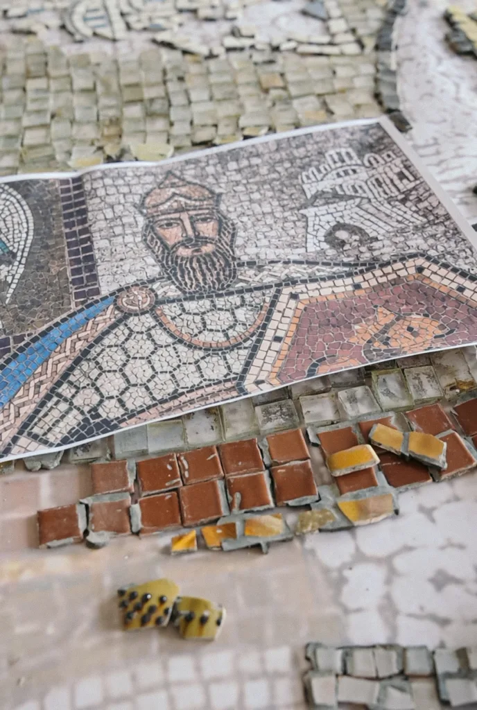 Створення мозаїки із зображенням середньовічного воїна
