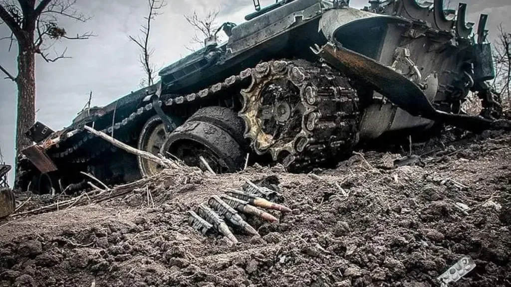 Зруйнований танк на полі бою