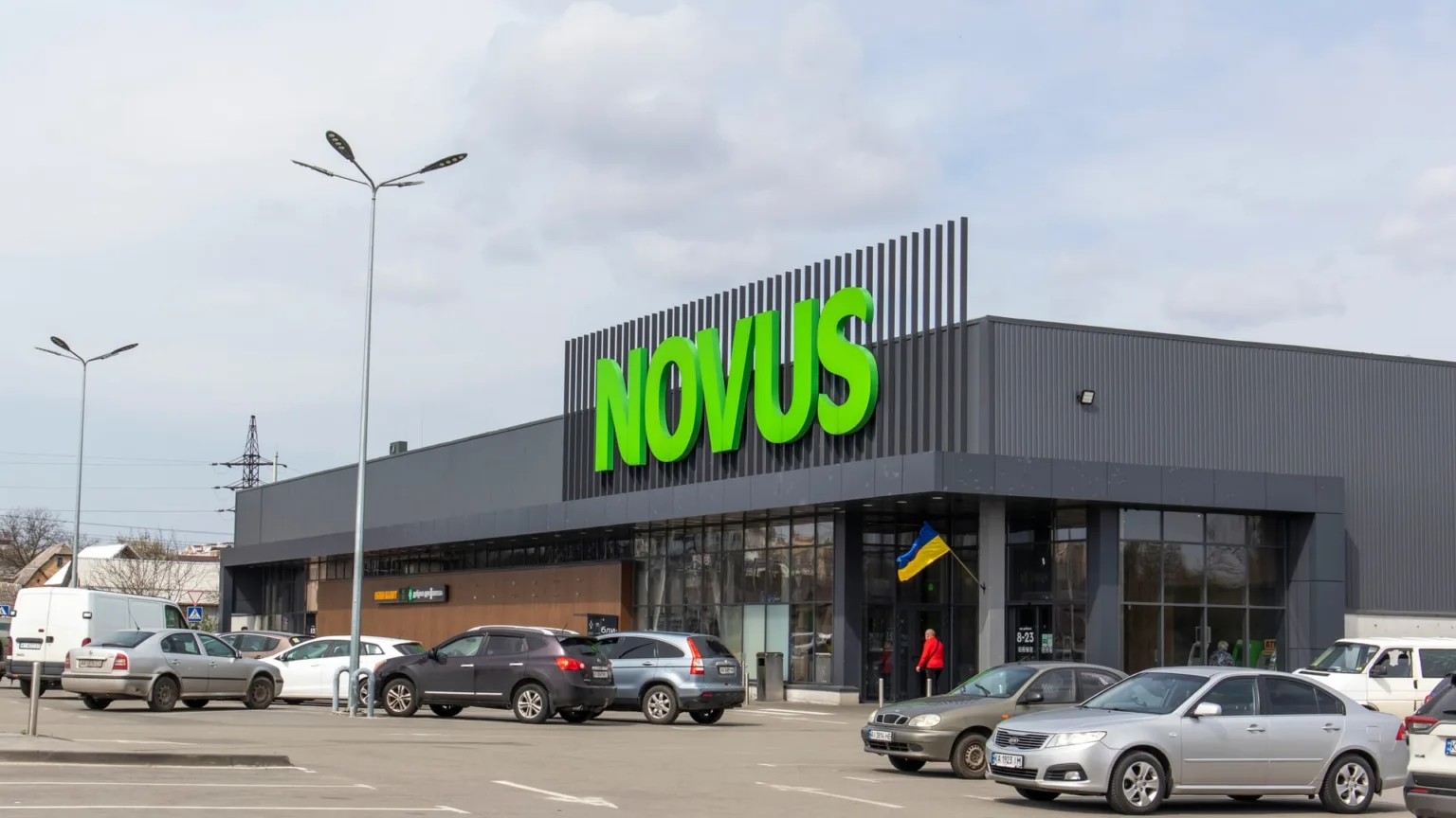 Супермаркет Novus з парковкою автомобілів