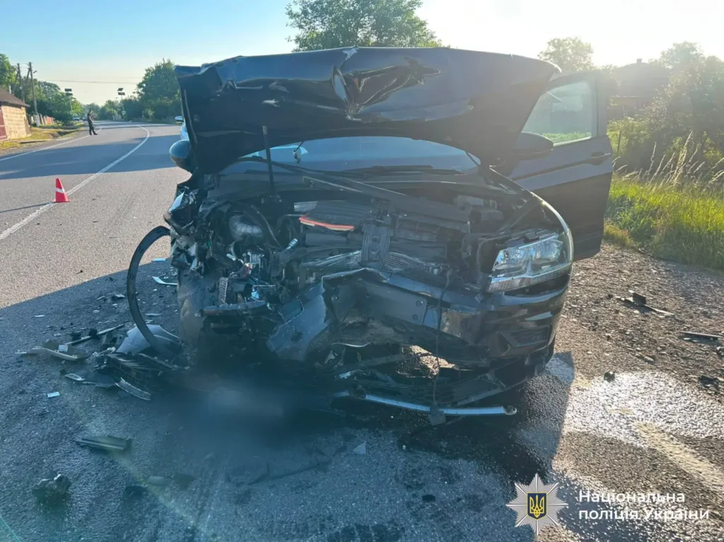 Розбитий автомобіль після аварії на дорозі