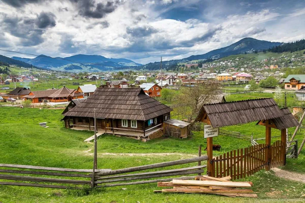 Карпатське село серед гір та зелених лугів