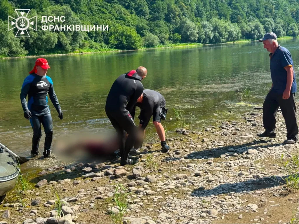Рятувальники працюють біля річки на березі
