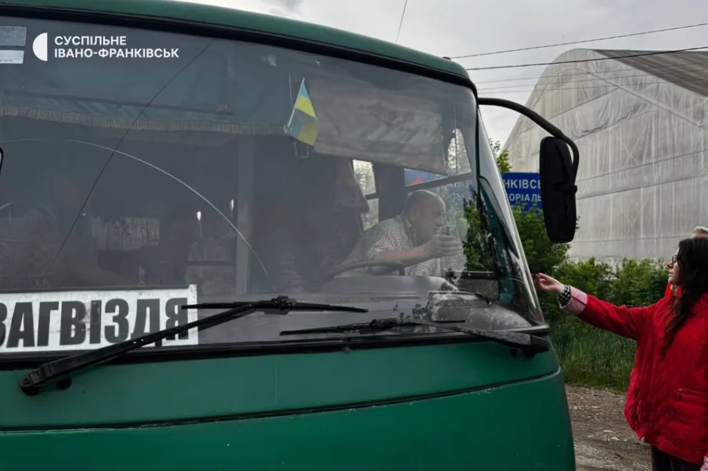 Жінка біля автобуса з водієм у Івано-Франківську