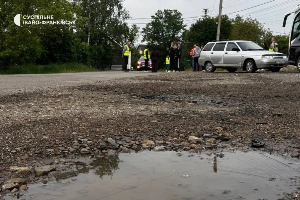 Дорожні ями після дощу та кілька автомобілів