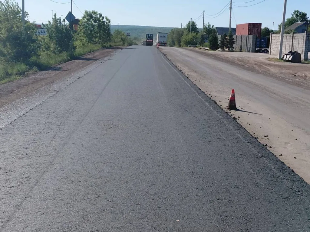 Ремонт дороги свіжим асфальтом у сільській місцевості