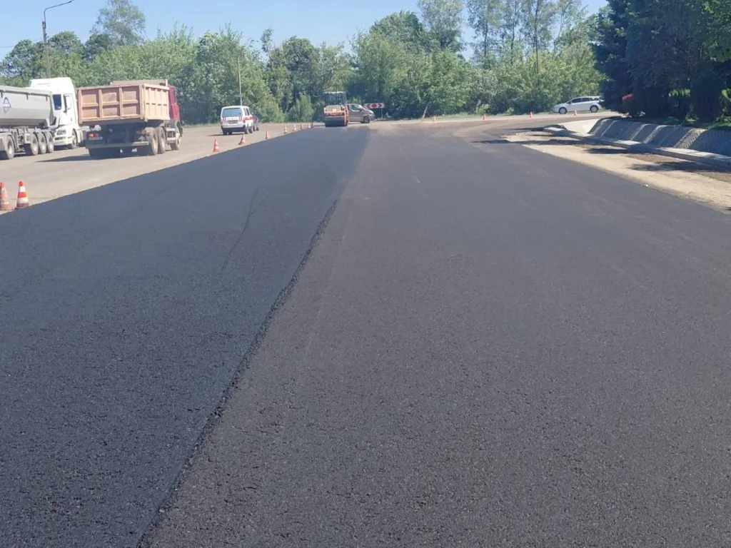 Укладання нового асфальту на дорозі