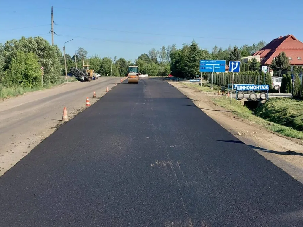 Ремонт дороги новим асфальтом біля шиномонтажу