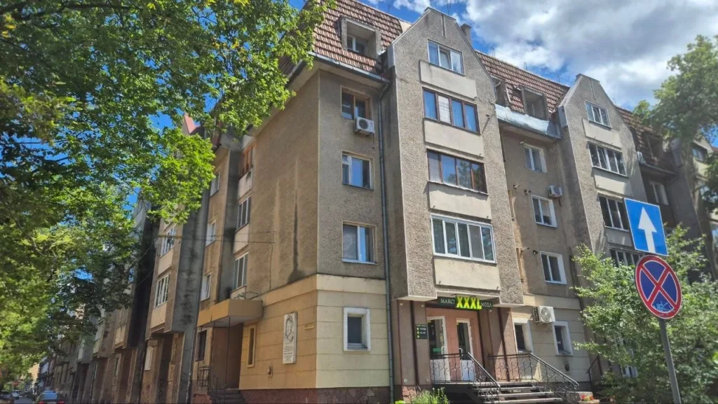 П'ятиповерховий житловий будинок на міській вулиці