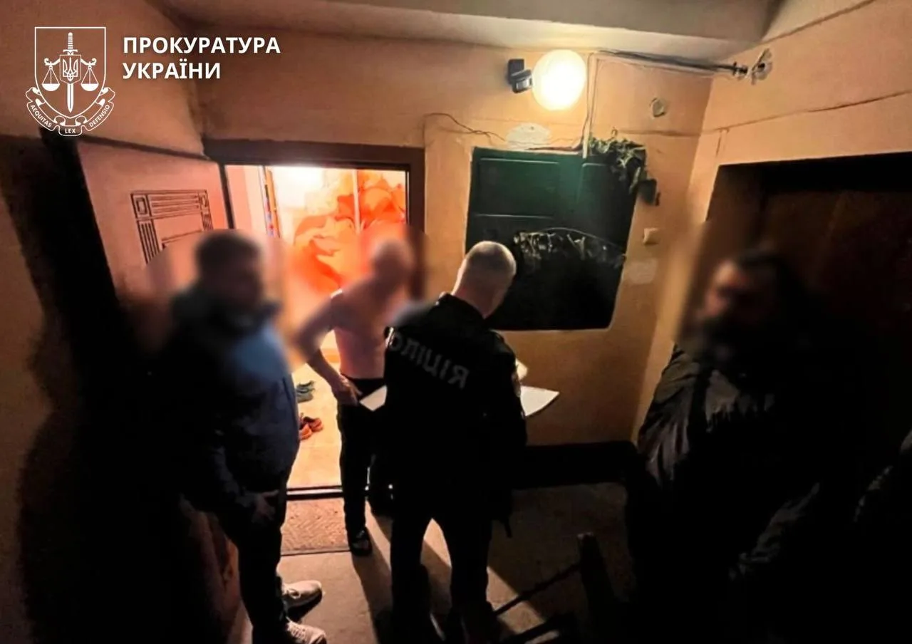 Поліція проводить обшук у квартирі вночі