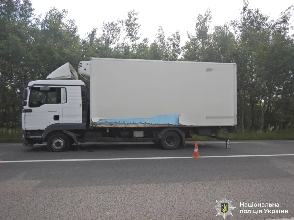 Пошкоджена вантажівка на узбіччі дороги