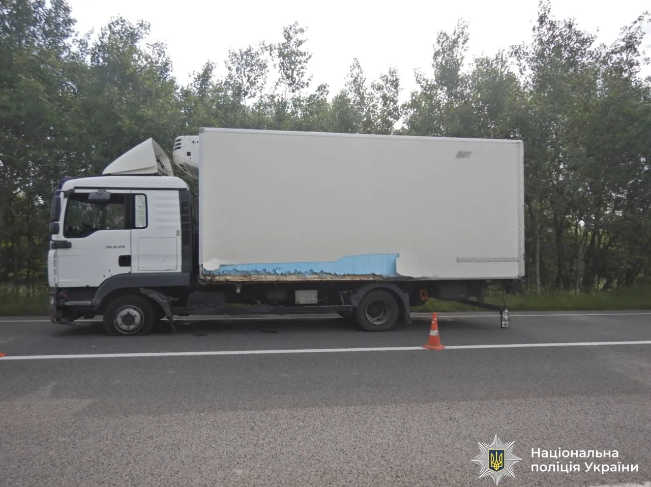 Пошкоджена вантажівка на узбіччі дороги