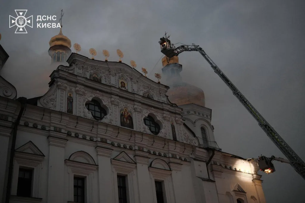 Пожежники гасять вогонь у соборі Києва
