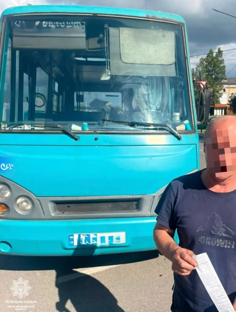Поліція зупинила водія синього автобуса