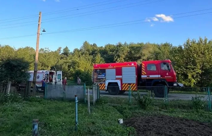 Пожежна машина та швидка допомога біля паркану