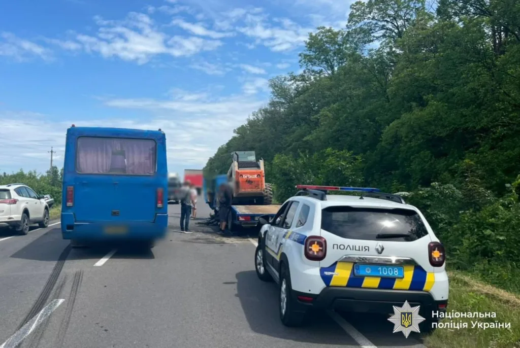 ДТП на трасі, поліція та автобус
