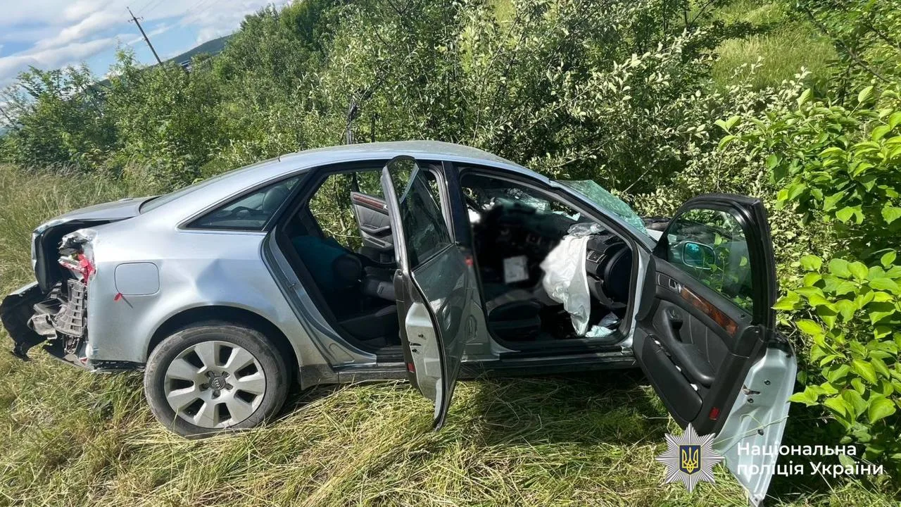 Пошкоджений автомобіль після аварії на узбіччі