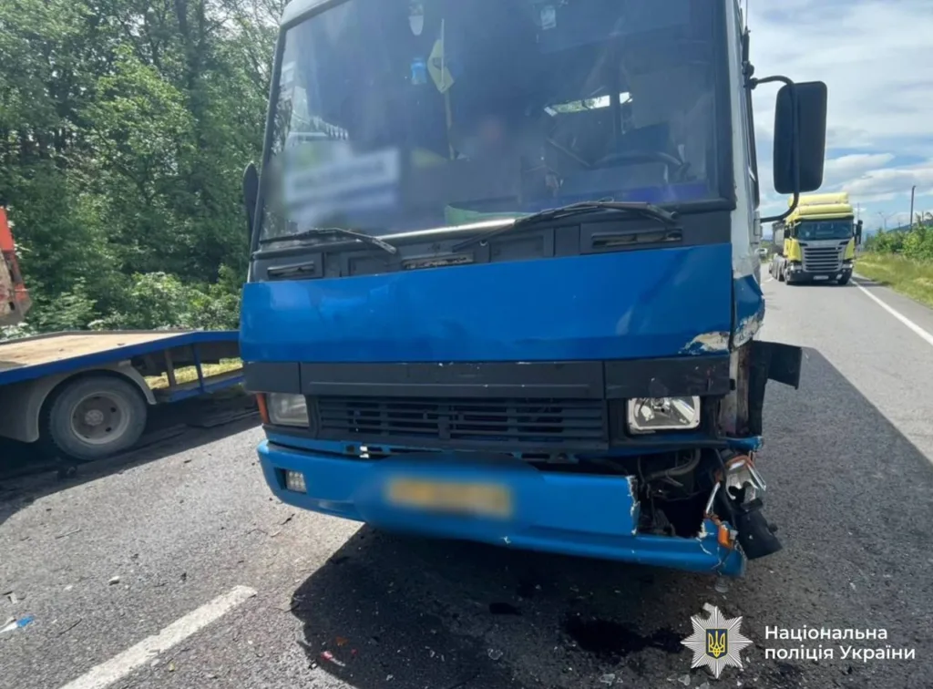 Дорожньо-транспортна пригода за участю синього автобуса