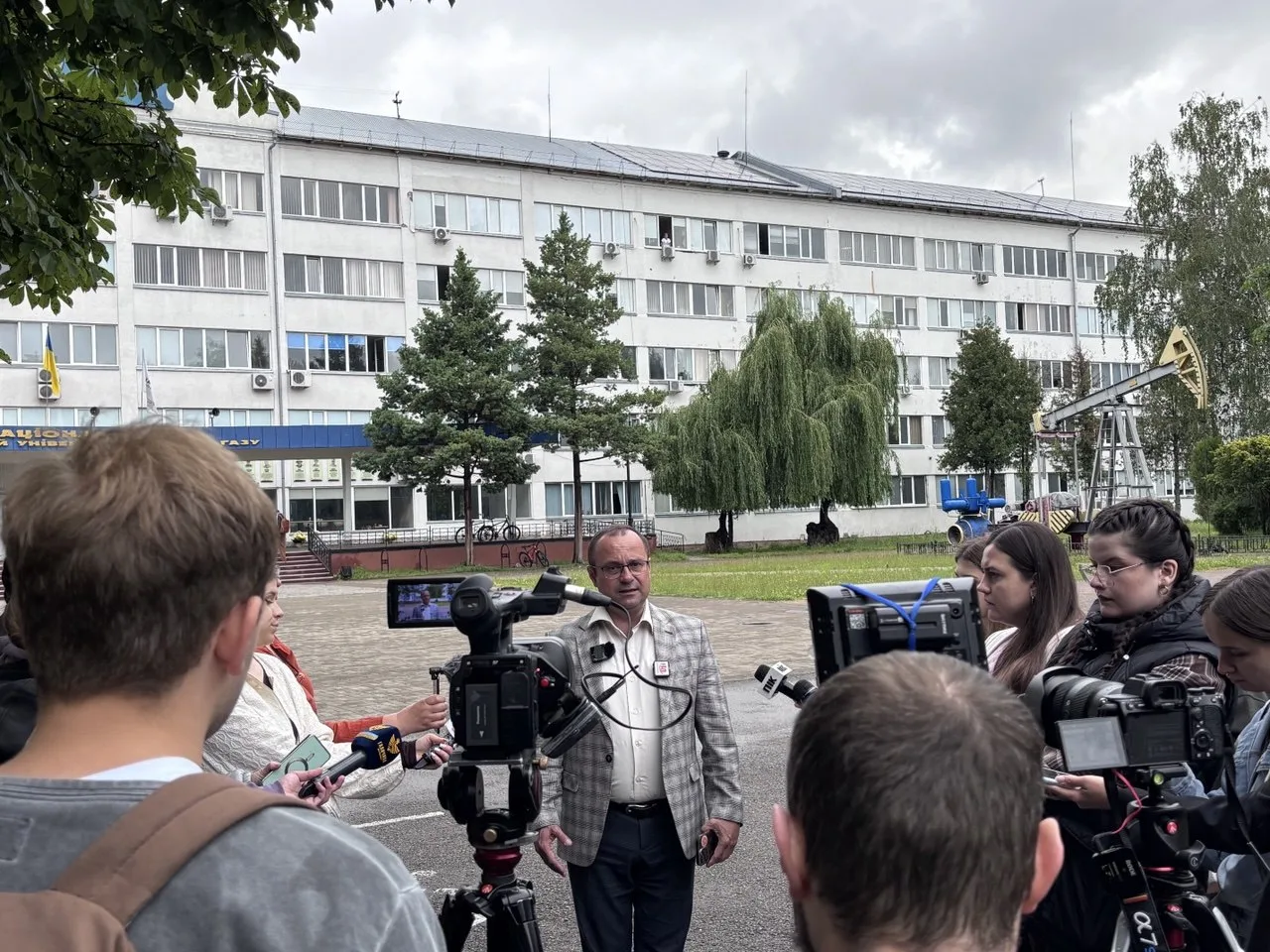 Пресконференція біля університету на відкритому повітрі