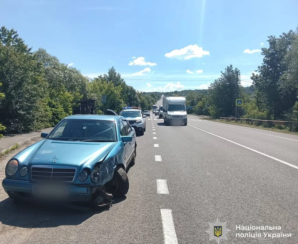 ДТП на трасі, пошкоджений синій автомобіль