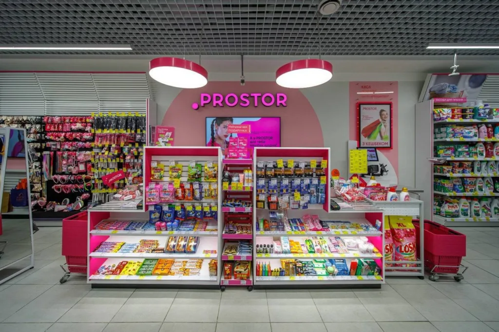 Інтер'єр магазину PROSTOR з товарами на полицях