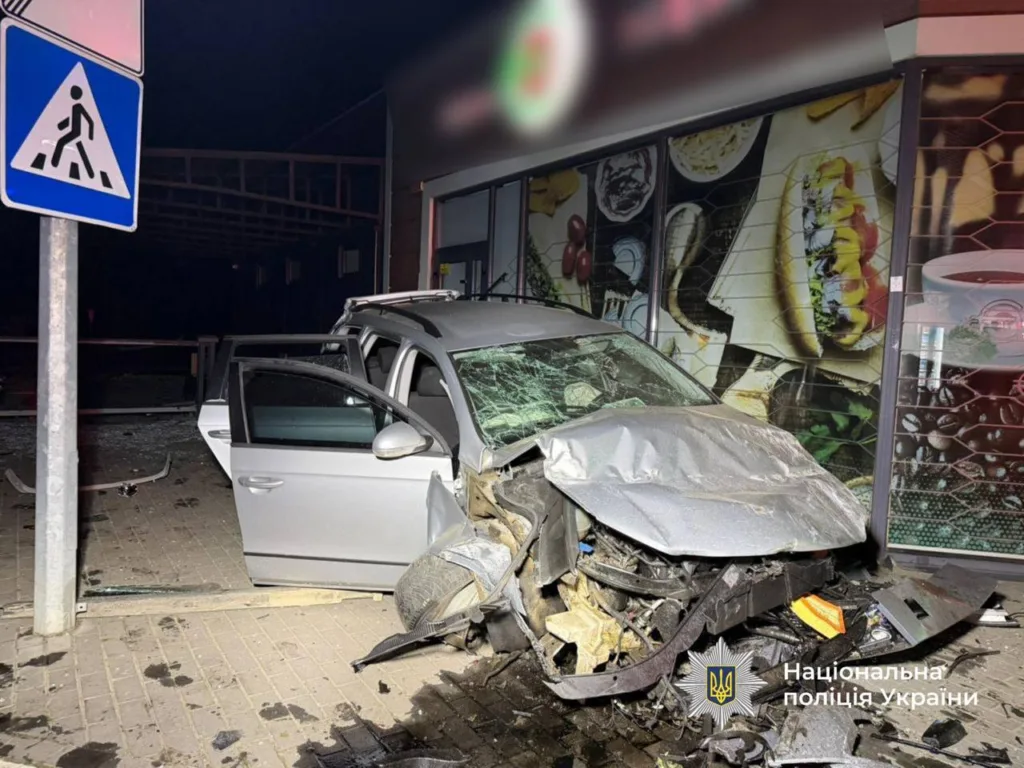 Автомобіль врізався у будівлю магазину вночі