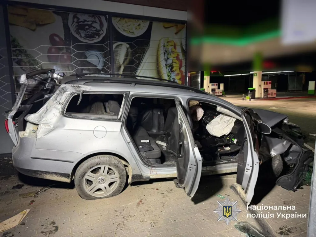 Пошкоджений автомобіль після аварії біля заправки