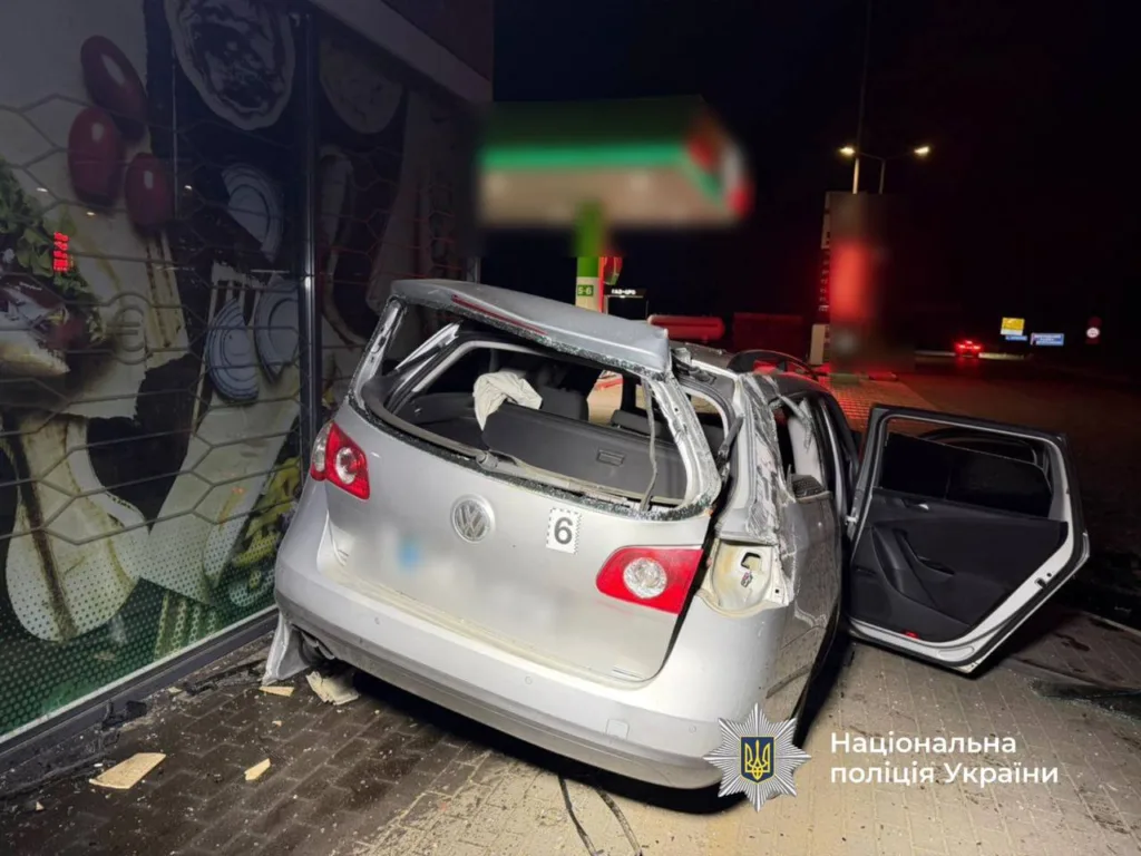 Пошкоджений автомобіль після аварії біля заправки
