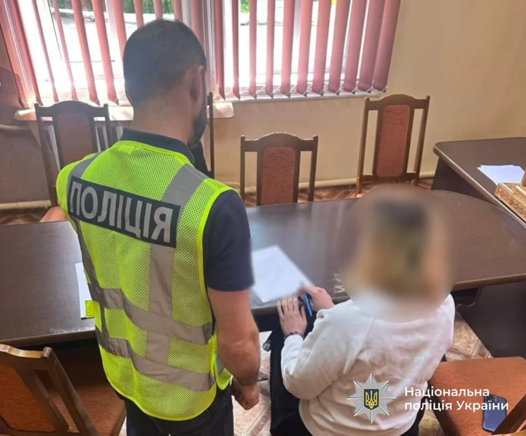 Поліцейський спілкується з жінкою в кабінеті