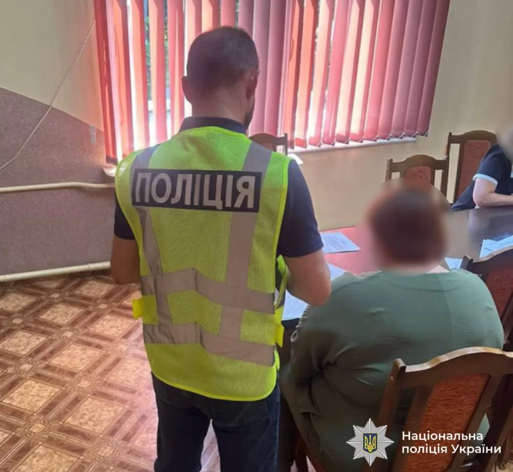 Поліцейський спілкується з людьми у кабінеті