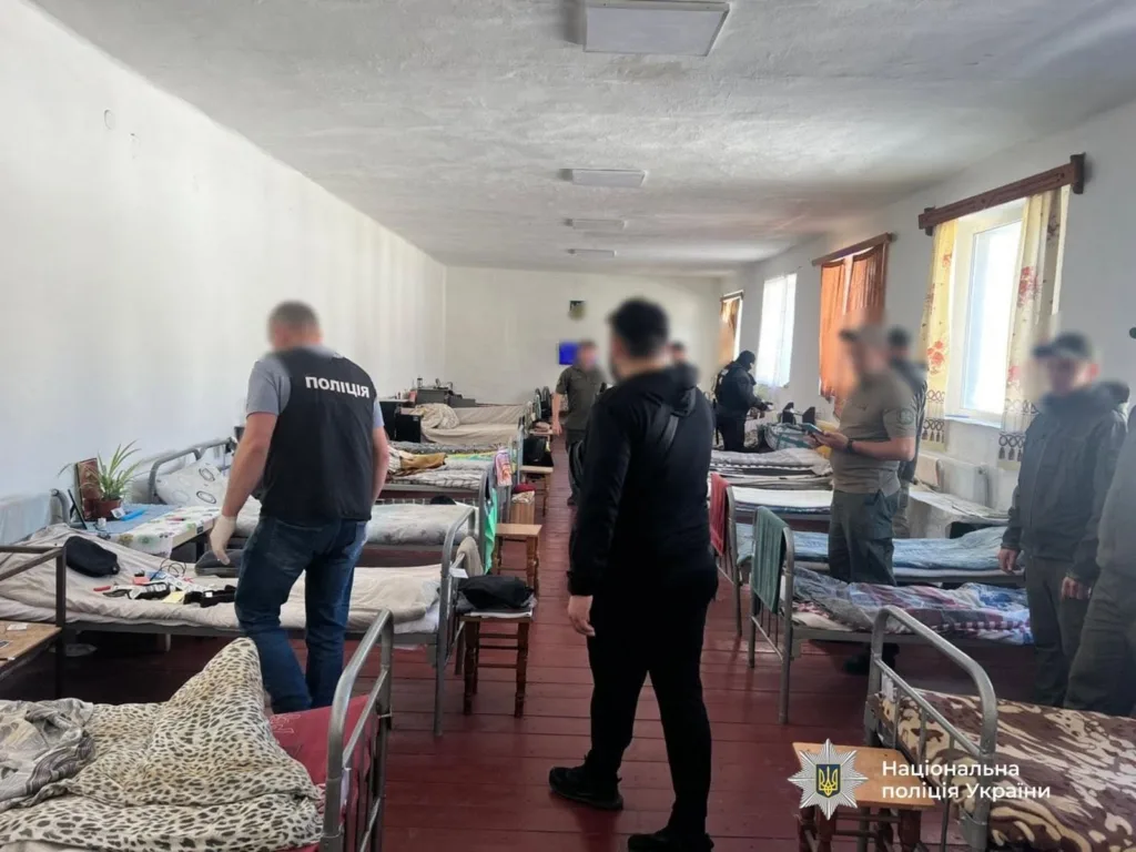 Поліція перевіряє приміщення з ліжками в гуртожитку