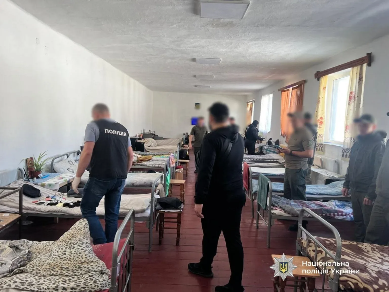 Поліція перевіряє приміщення з ліжками в гуртожитку