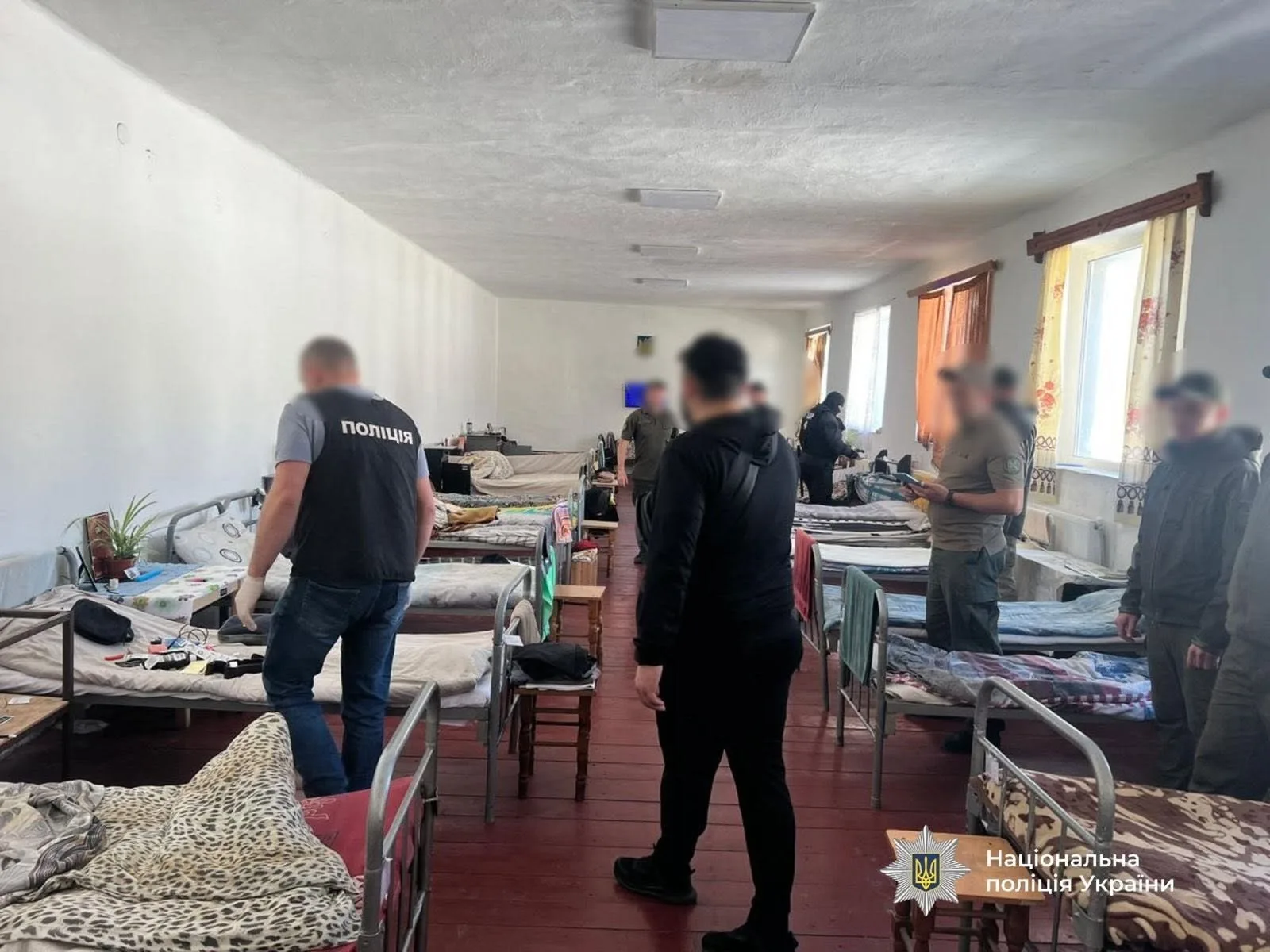 Поліція перевіряє приміщення з ліжками в гуртожитку