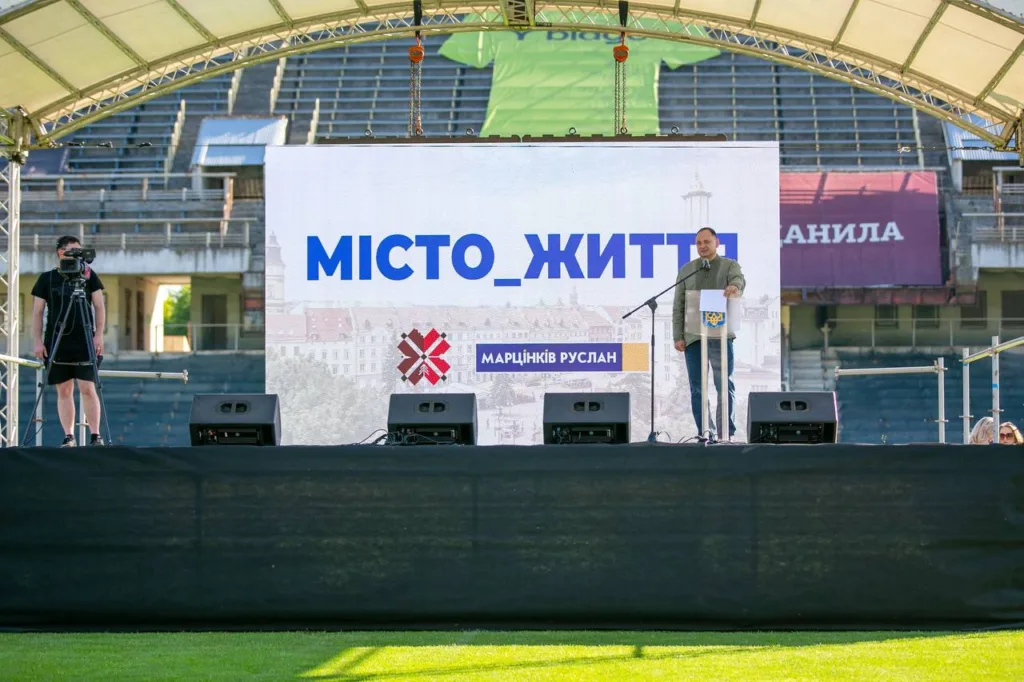 Виступ на сцені під час заходу Місто Життя
