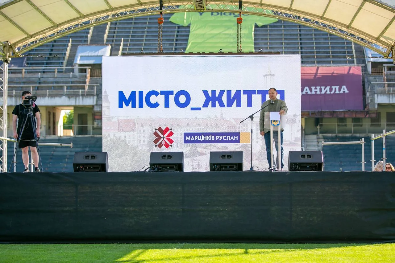 Виступ на сцені під час заходу Місто Життя