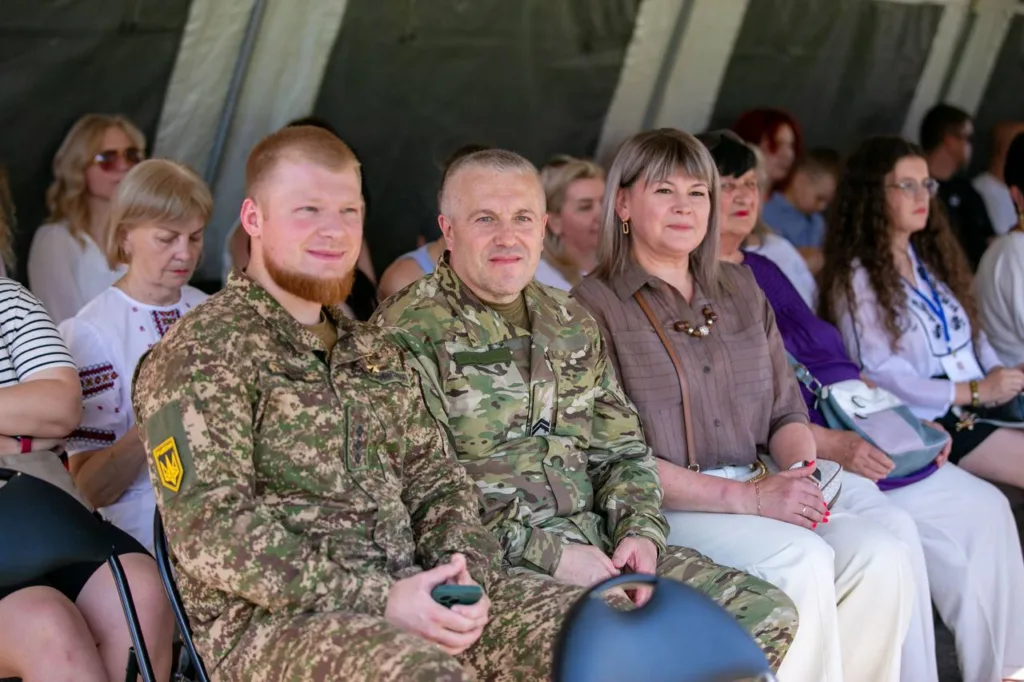 Військові та цивільні на урочистому заході