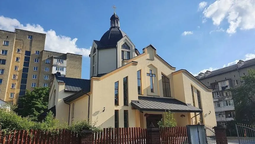 Сучасна церква серед житлових будинків