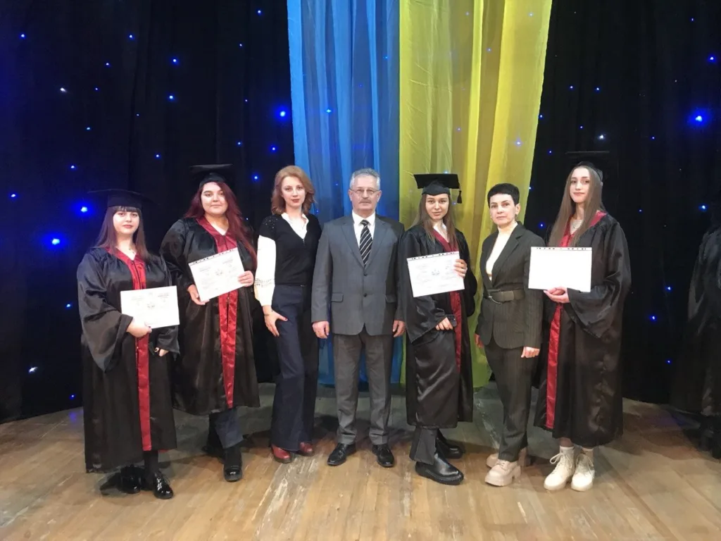 Випускники отримують дипломи на церемонії вручення